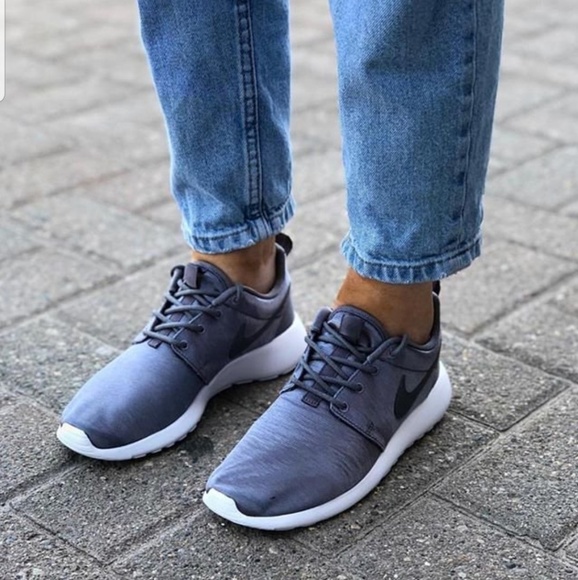 Nike Shoes - 🚨FLASH SALE🚨 Nike Roshe One Premium